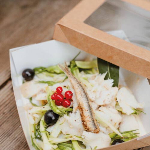 Puntarelle romane con baccalà in insalata, salsa d’acciughe e noci