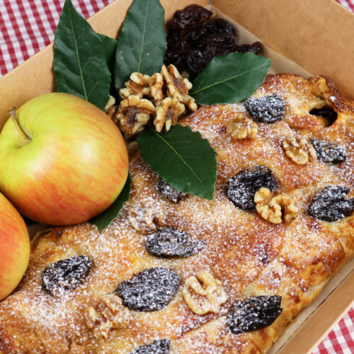 Strudel di mele, pere, susine e noci Intero