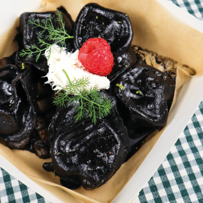 Tortellacci al nero con baccalà mantecato e seppie nere